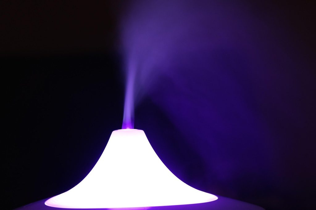 Descubre los beneficios y precauciones a tomar para dormir con humidificador.