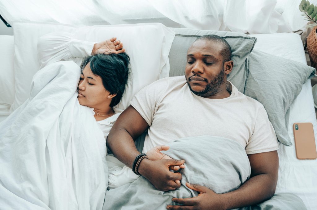 Descubre los distintos hábitos de sueño en el mundo.